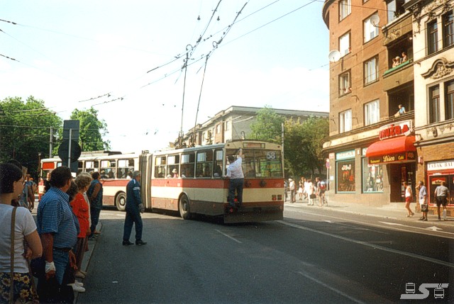 Kliknut�m okno zav�ete